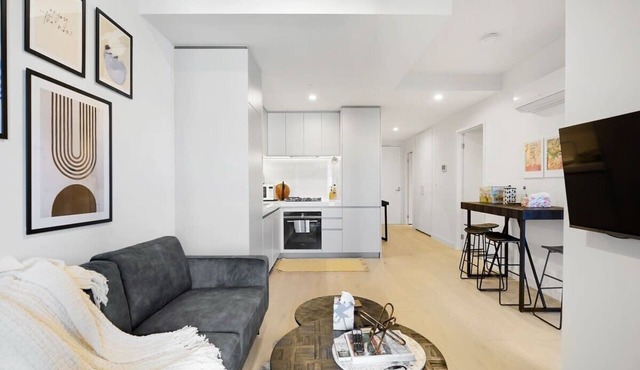 Cozy Nest in Prime Hawthorn w/parking & pool