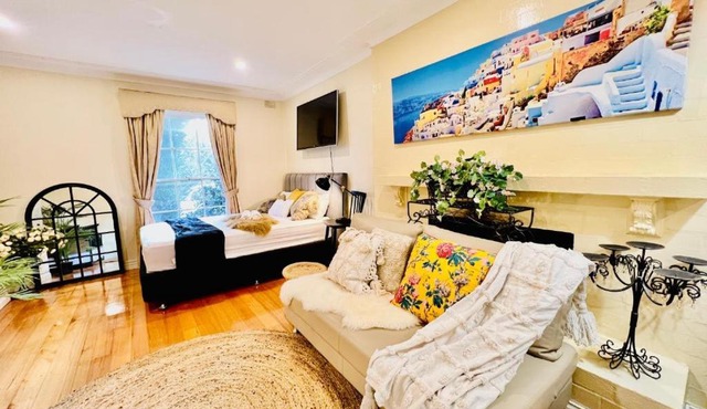 Cozy Self Contained Studio with Seperate Spacious Living room -Just a Stone's Throw from Newly Renovated Knox Westfield in East Melbourne