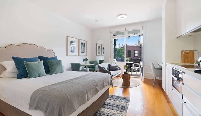 Cozy Studio with Balcony in Unbeatable Location in Glebe