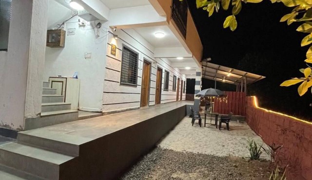 Crown hotel in Shrivardhan