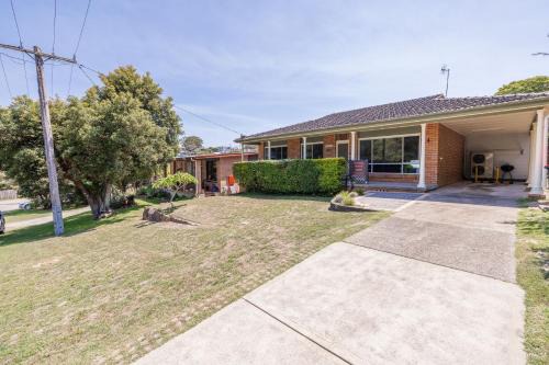 Cuddles Cottage, 4 Christmas Bush Avenue - air conditioned holiday house, 400 metres to Dutchies beach