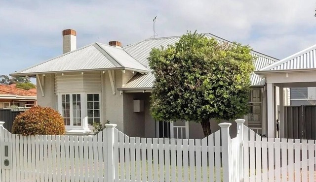 ‘CURRALL’ charming historic cottage in leafy quiet street 1-min from cafe strip