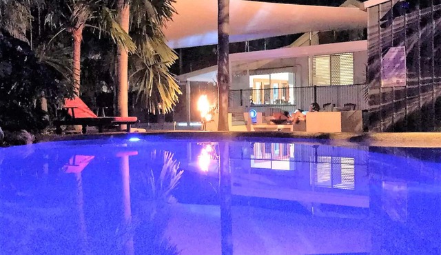 Cute Beach Cottage with Huge Private Pool and Close to the Beach!