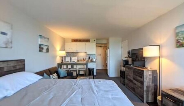 Cute Cedar Lodge Studio with Balcony & Lake Views! in Laconia