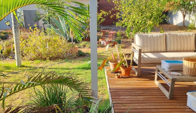 Cute cottage within walking distance to the best beaches. Pet-friendly.