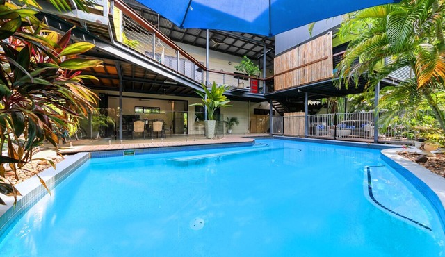 Darwin Style Tropical Luxury Apartment + WARM POOL + Bikes + Pet Croc