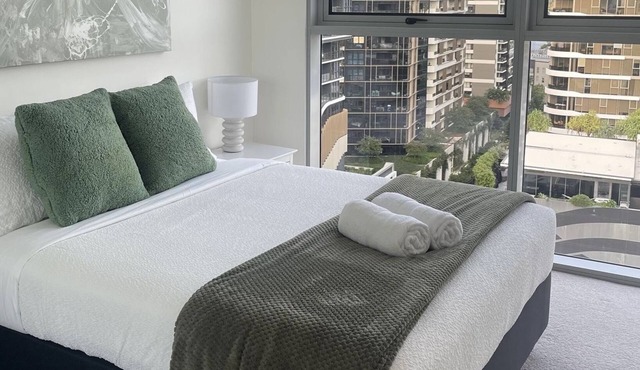 Dean’s Place- Top-floor Luxury Stay in the City with View 15mins frm the Airport