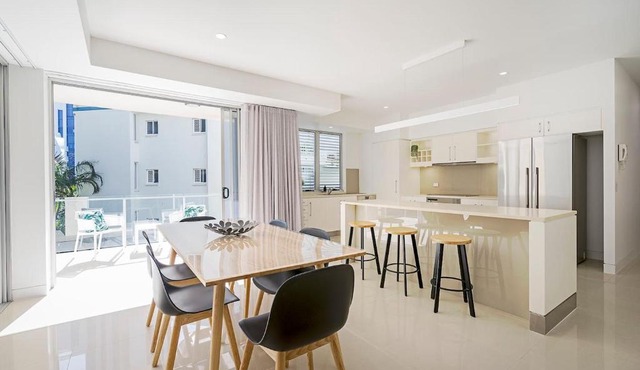 'Dee-Ell Place' A Beachside Entertainer's Dream