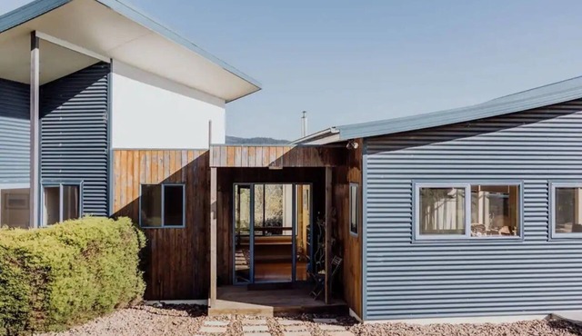 Deep Bath - Outdoor Shower - Falmouth Escape