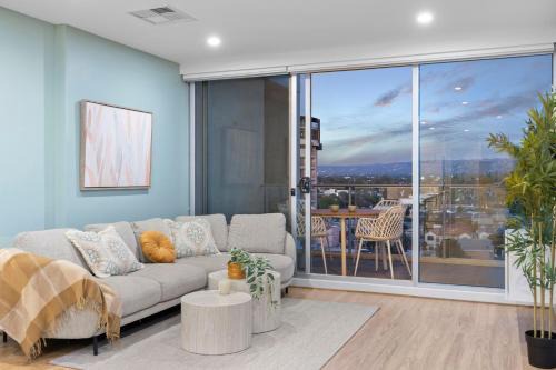 Deluxe 9th Floor with Panoramic Views and 2 Balconies