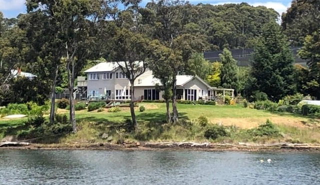 Deluxe waterfront retreat