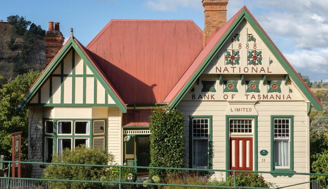 Derby Bank House- Heritage listed two bedroom old school B&B suite or a self contained cabin