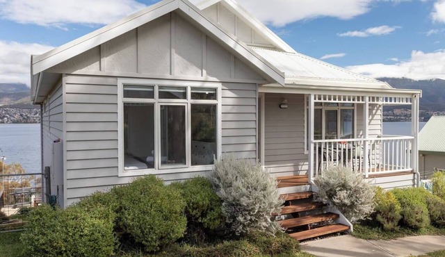 Derwent River Cottage Tranquil Waterfront Living