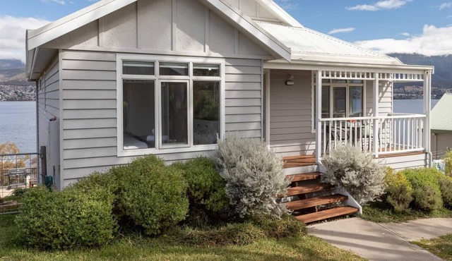 Derwent River Cottage Tranquil Waterfront Living