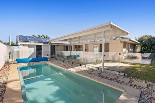 Designer Beach House with Pool, Firepit and Kayaks