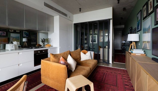 Designer Retreat Near Chapel St and Transport