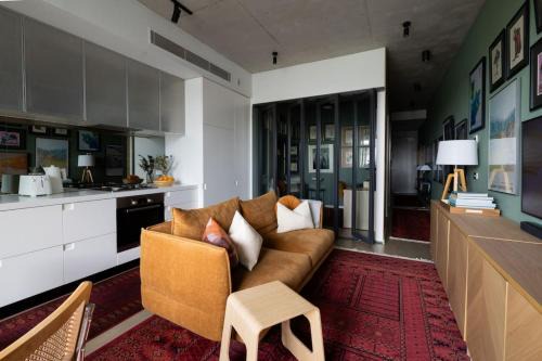 Designer Retreat Near Chapel St and Transport