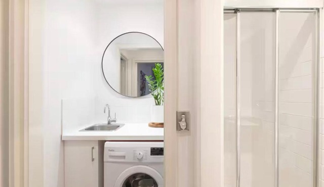 Designer townhome adjacent to East Brunswick Village 2min to tram plus private parking
