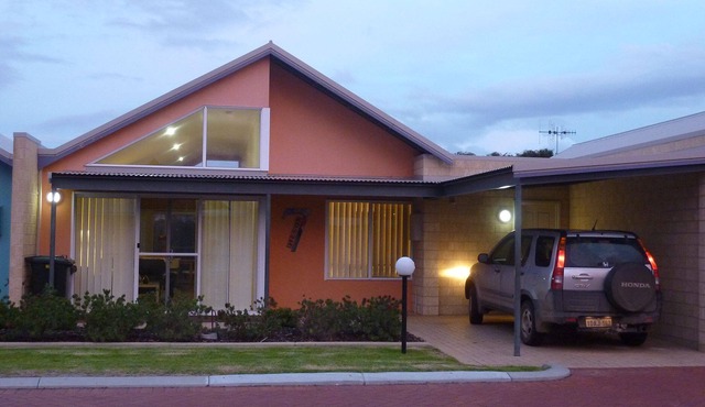 Dillon 7. Beachside apartment
