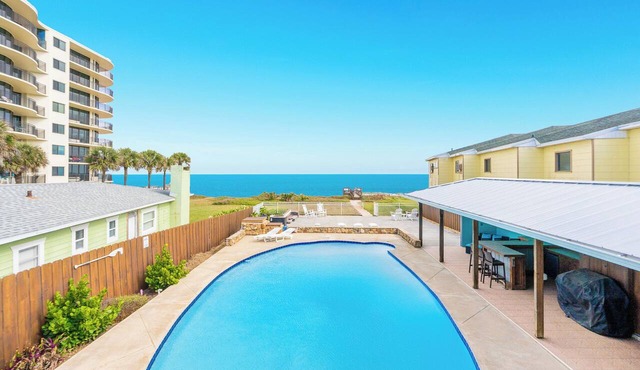 Direct, Oceanfront Pool Home-Margarita Manor in Ormond Beach