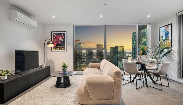 Docklands 2BR Apartment w/180° Harbour Views | Pool, Gym & Parking