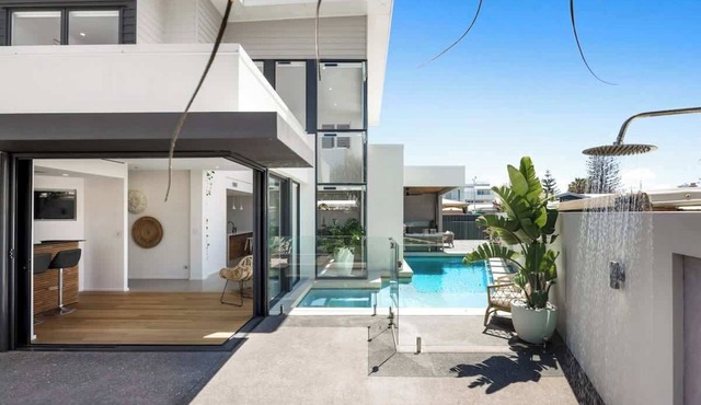 Dog Friendly Beachside Luxury Stay - Heated Pool in Mooloolaba Region