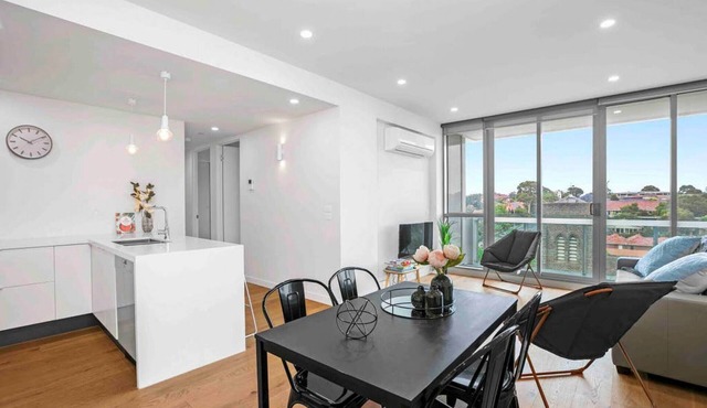 Domi Rentals - Huge Malvern Rd Penthouse and View