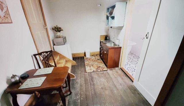 "Downie" Historic accommodation with En-suite.