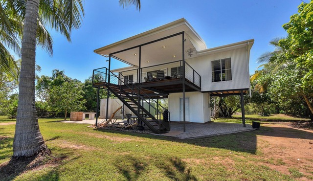 Driftwood Beachfront Getaway, sleeps 8 comfortably, Linen included