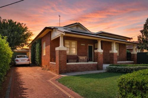 Dubbo 4BR Getaway with Full kitchen, Patio & Grill