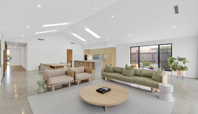 Duneview Luxe Ocean Grove Sleeps 8, 4 bedroom, aircon,heating throughout, Designer quality, Perfect wedding stay, family friendly, Beach, Park, Shops