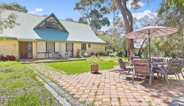 Eagle Bay Beach Lodge - Escape to Coastal Serenity