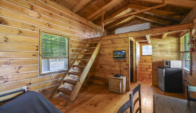 Eagle's Nest Rustic Cabin - The Eagle's Nest Cabin rates are based on 6 guests, Maximum of 6 guest in Rockbridge