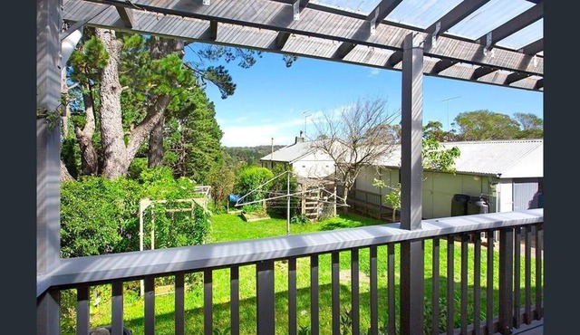 Echo Round House - Adorable Art Deco Pet Friendly Cottage Walking Distance to The Three Sisters