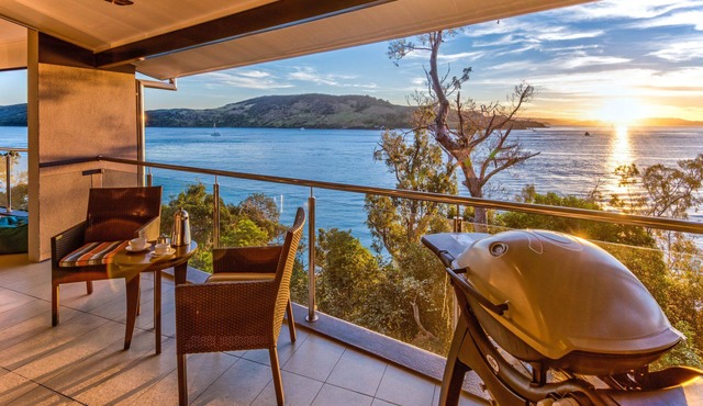 Edge 2 Hamilton Island - absolute oceanfront, golf buggy and transfers