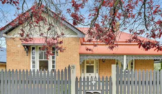 Edwina Suite I. Bathtub & Garden. Orange CBD.
