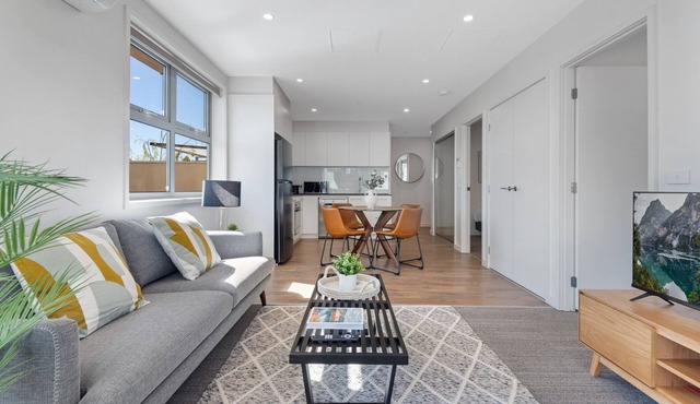 Elegant 2-Bed with Large Balcony by High Street in Preston