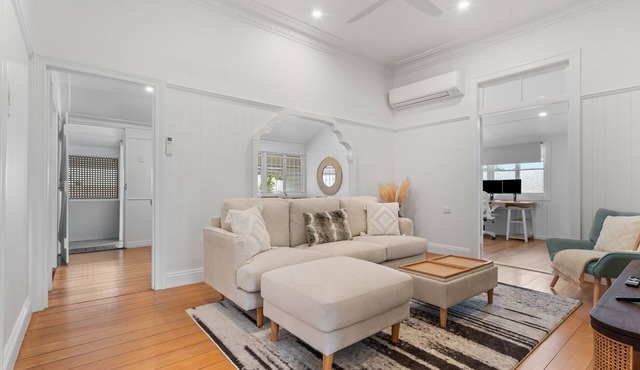 Elegant 4-Bed Home Near Shops & Dining
