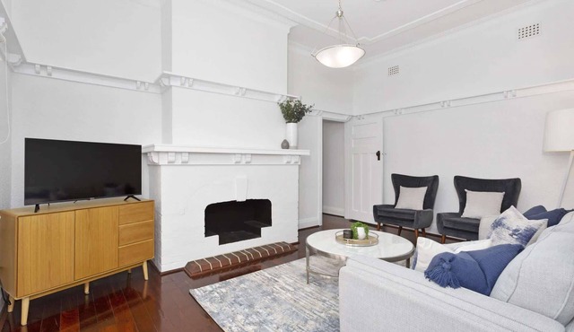 Elegant Art Deco Semi Detached 2-Bed Home by Parks