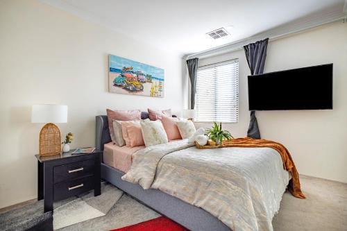 Elegant Hampton-Style Retreat , Tranquil Private Bedroom with Shared Bathroom