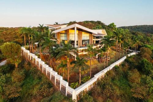 Emerald Acres by StayVista - 7BHK with Home Theatre & Private Pool in Lonavala