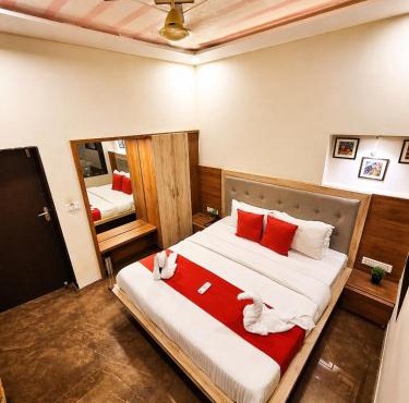 EMINENCE - PALM RESIDENCY (1.5 KM FROM NAKKI LAKE)