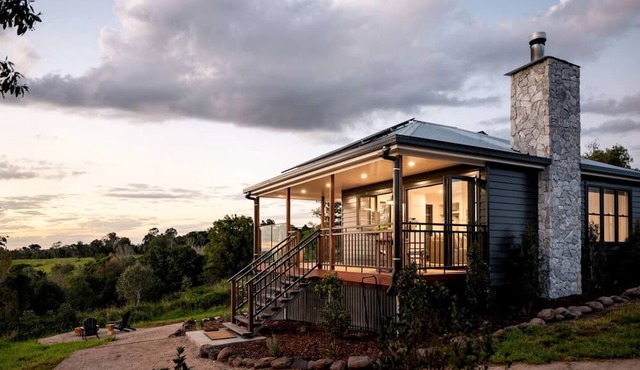 Enchanting Cabin with Outdoor Bathtub, Fire Pit, and Views of Coomba Valley, Perfect for a Romantic Weekend Getaway