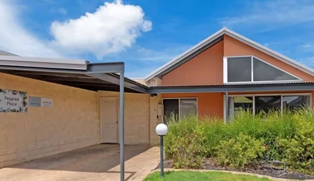 Enjoy the serenity! Entire villa within walking distance of Middleton Beach.