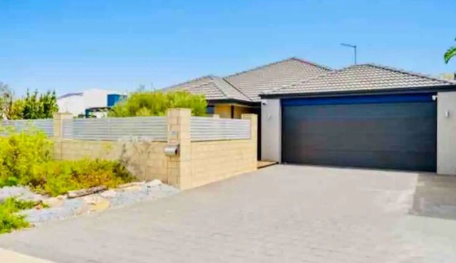 Entire Beach House in Halls Head, sleeps10. Pets welcome. Close to the beach.
