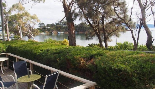 Entire House, Virtual Waterfront, 5 bedrooms, Sleeps from 2 to 9 guests