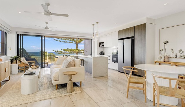 Escape 201 - Beachfront Luxury in Bilinga/North Kirra - Linen Provided