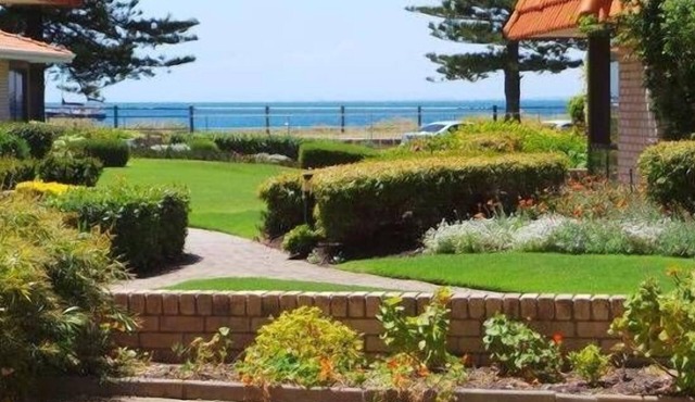 Esplanade Rockingham, opposite the beach