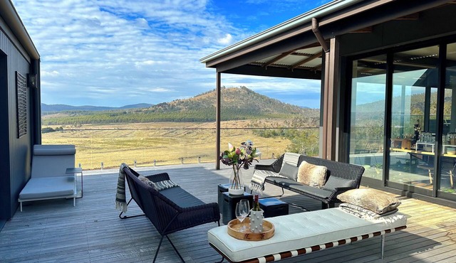 Estate Getaway – spacious & luxe, breathtaking view, with awesome social spaces.