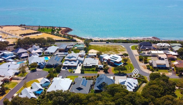 Estuary Views – Modern Holiday Home in Wonnerup